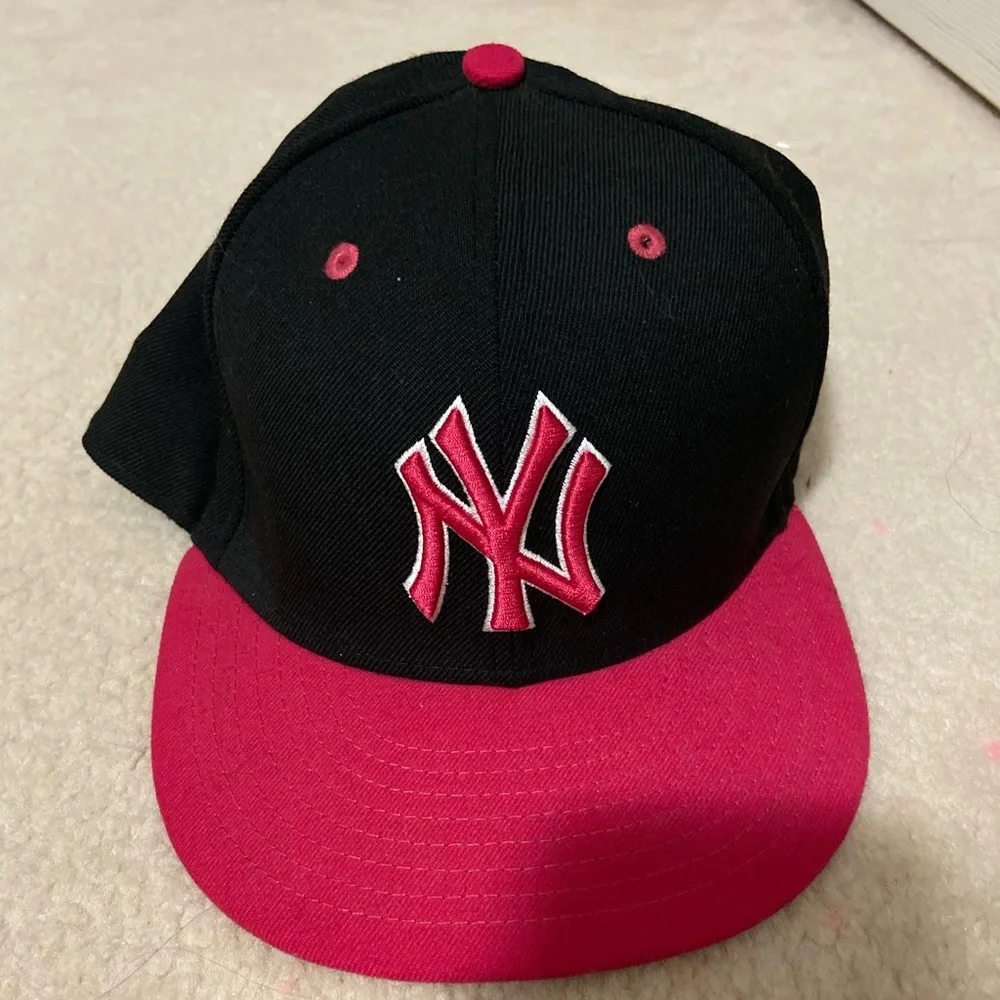 Official Yankees Hat - Picture 1 of 3